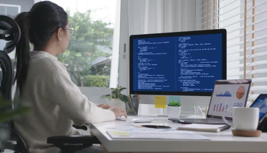 土默特左旗软件开发公司实战建议:网站赋能,为何必须接入支持机器人?